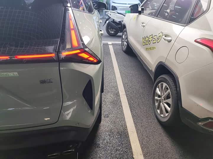 Фото 8 - Geely Atlas