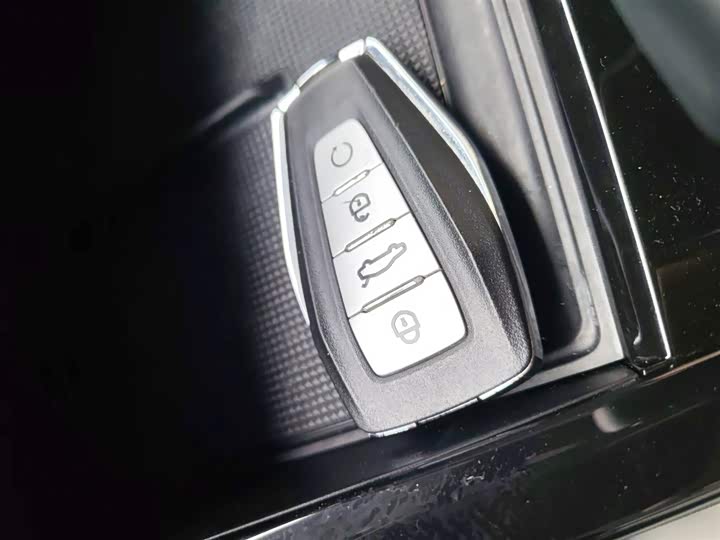 Фото 9 - Geely Atlas