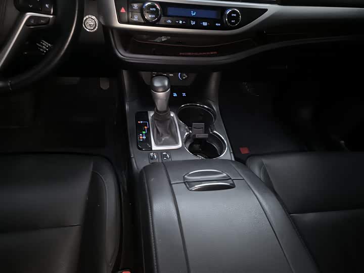 Фото 14 - Toyota Highlander