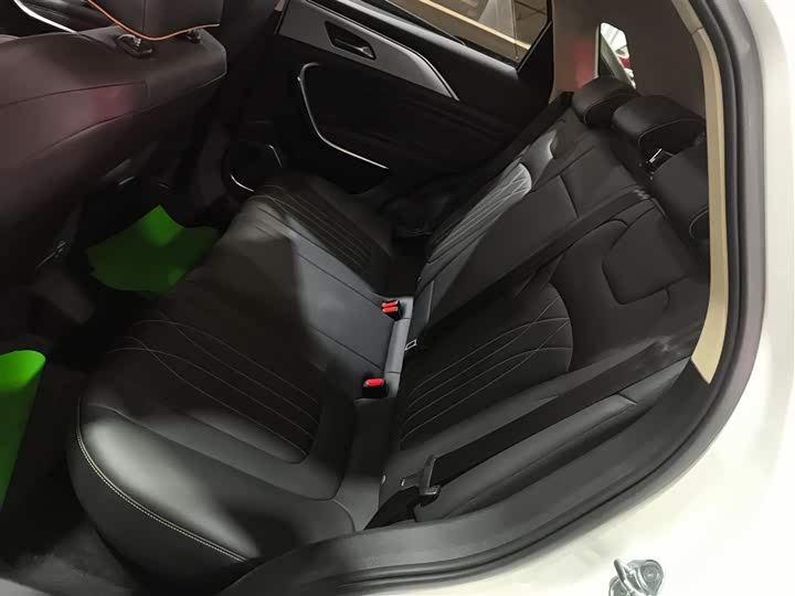 Фото 17 - Bestune T77