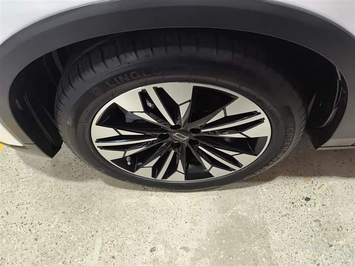 Фото 23 - Bestune T77