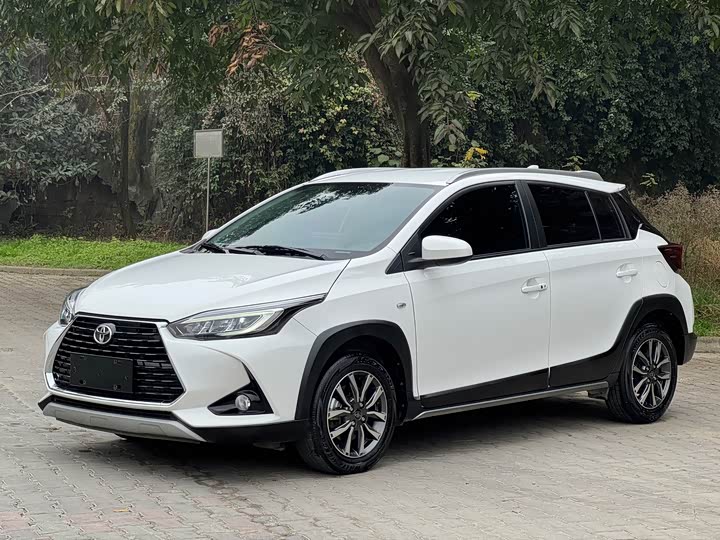 Фото 1 - Toyota Yaris L Hatchback