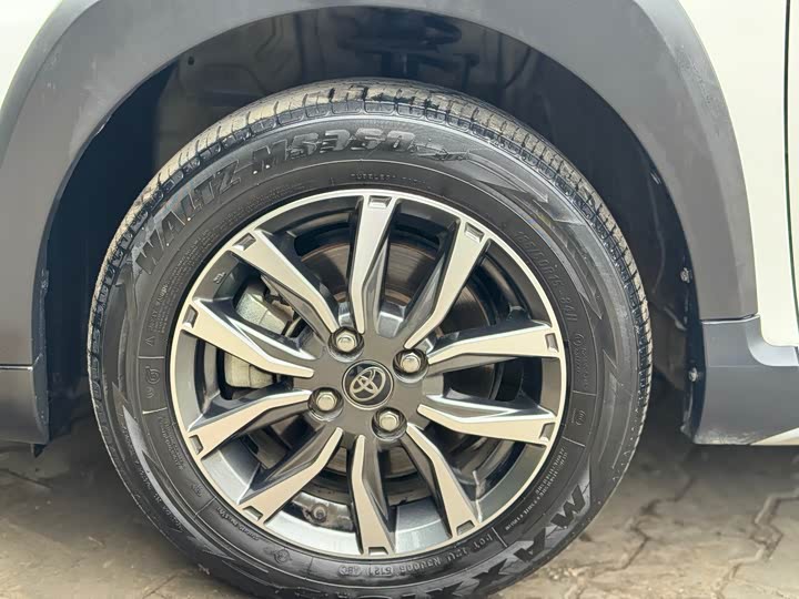 Фото 10 - Toyota Yaris L Hatchback