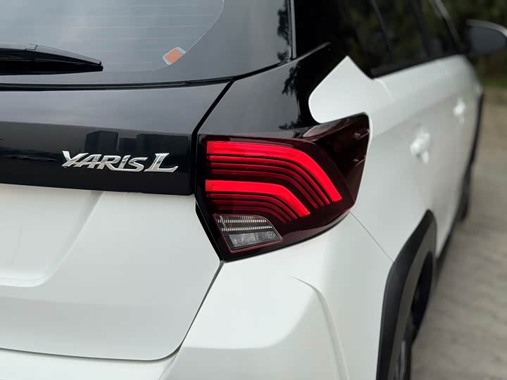 Фото 11 - Toyota Yaris L Hatchback