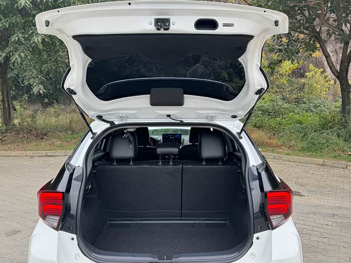 Фото 13 - Toyota Yaris L Hatchback