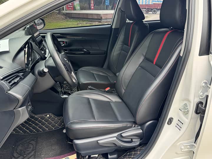 Фото 16 - Toyota Yaris L Hatchback