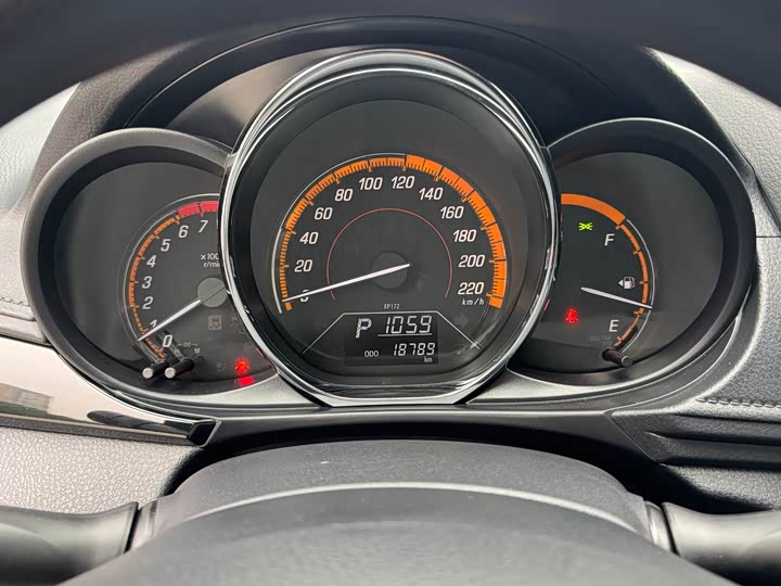 Фото 17 - Toyota Yaris L Hatchback