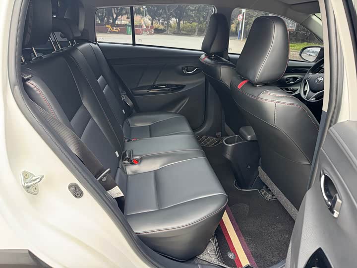 Фото 22 - Toyota Yaris L Hatchback