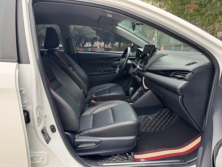 Фото 23 - Toyota Yaris L Hatchback