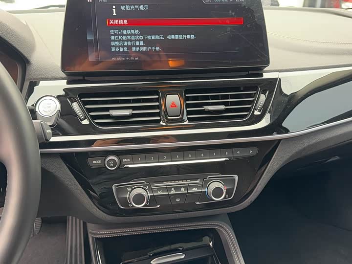 Фото 27 - Toyota Yaris L Hatchback