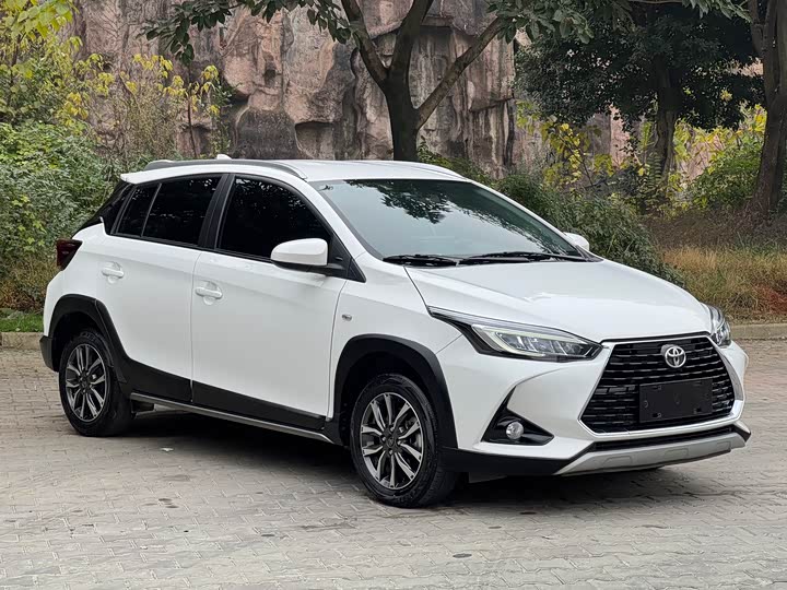 Фото 4 - Toyota Yaris L Hatchback