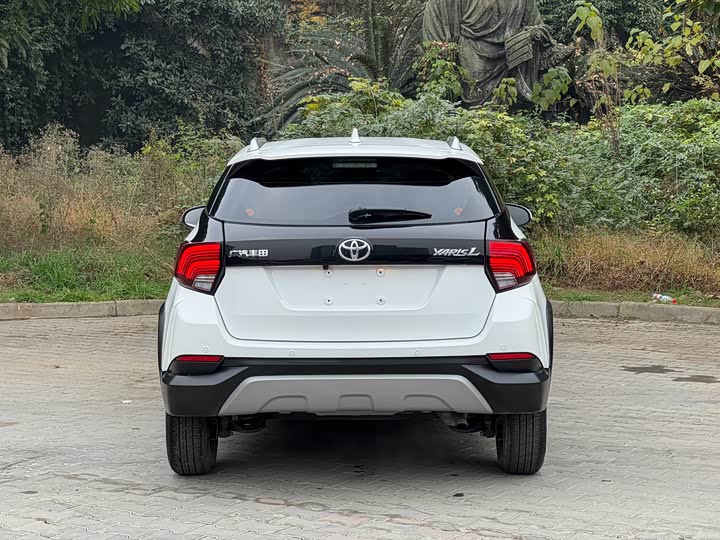 Фото 5 - Toyota Yaris L Hatchback