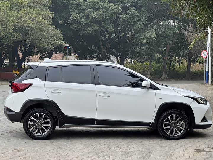 Фото 7 - Toyota Yaris L Hatchback