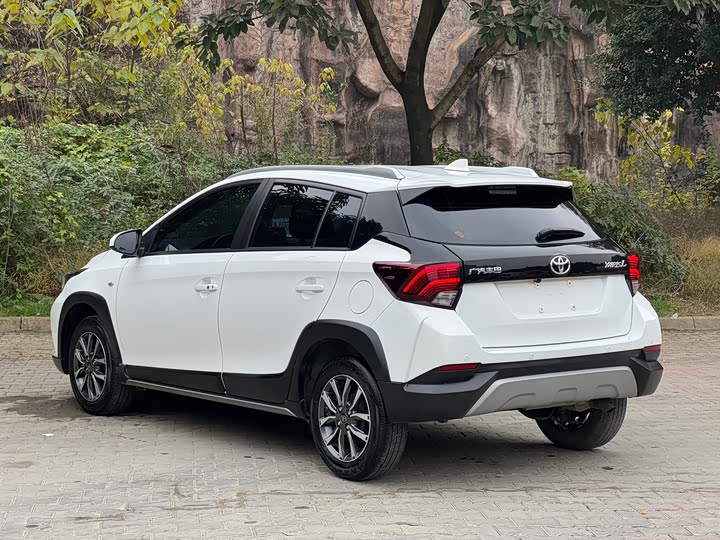 Фото 8 - Toyota Yaris L Hatchback