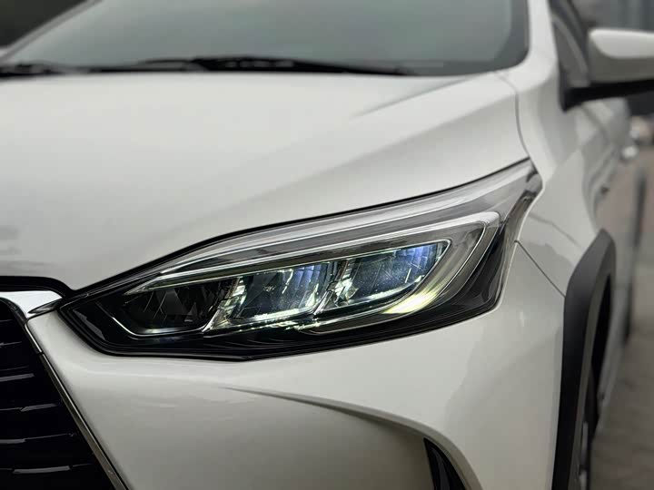 Фото 9 - Toyota Yaris L Hatchback