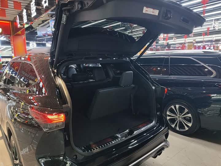 Фото 18 - Toyota Crown Kluger