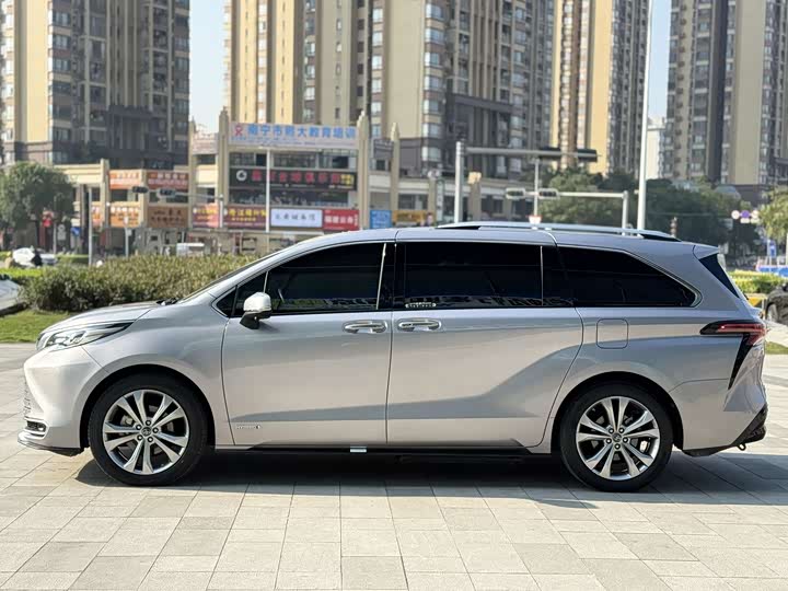 Фото 3 - Toyota Sienna