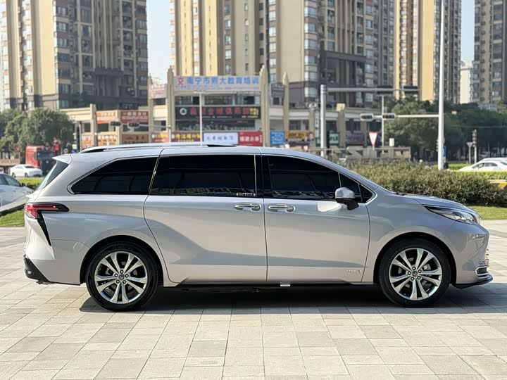 Фото 4 - Toyota Sienna