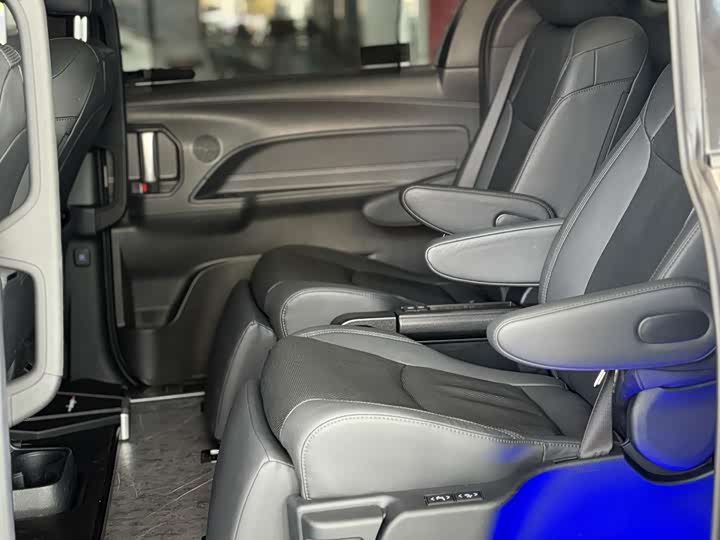 Фото 8 - Toyota Sienna