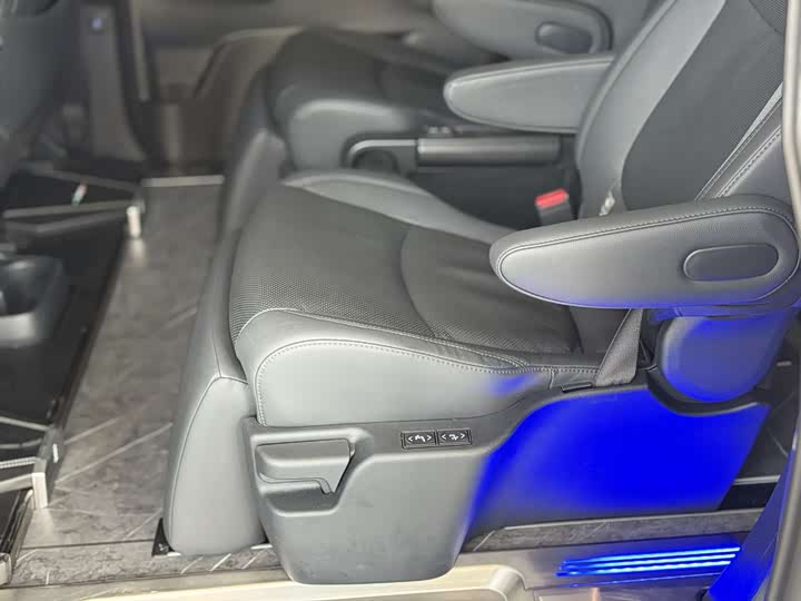 Фото 9 - Toyota Sienna