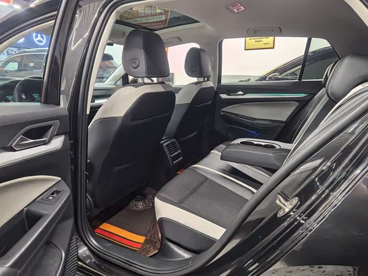 Фото 22 - Volkswagen Golf