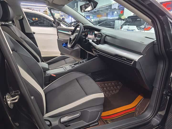 Фото 9 - Volkswagen Golf