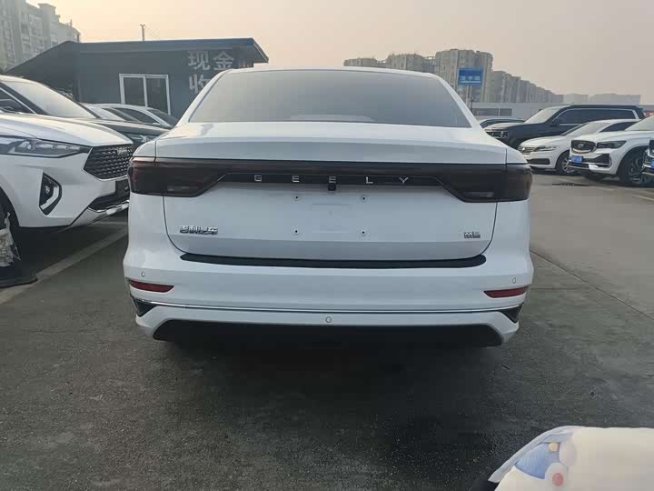 Фото 14 - Geely Emgrand