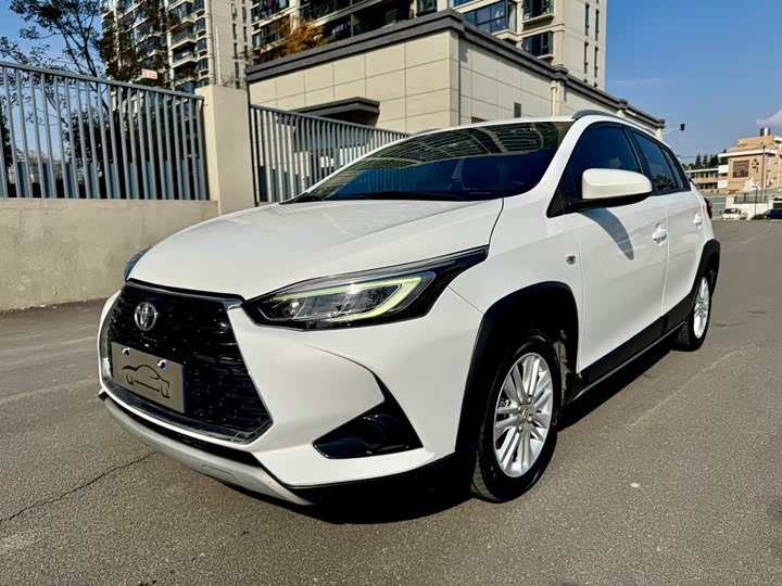 Фото 1 - Toyota Yaris L Hatchback