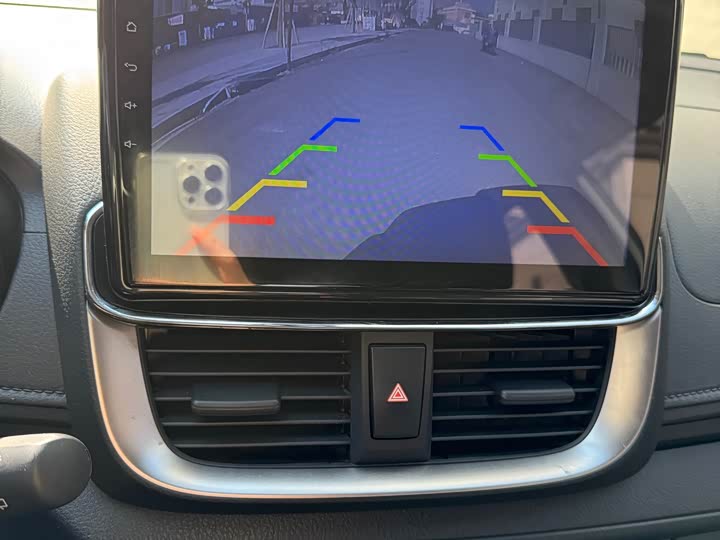 Фото 10 - Toyota Yaris L Hatchback