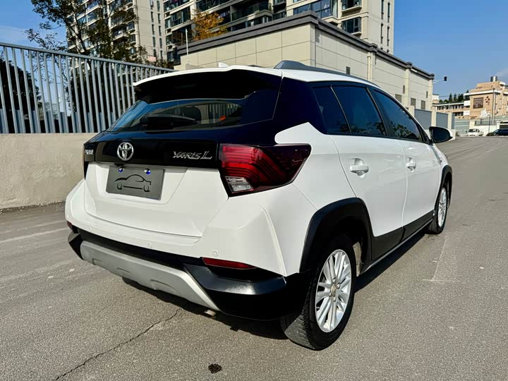 Фото 12 - Toyota Yaris L Hatchback