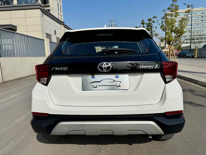 Фото 13 - Toyota Yaris L Hatchback