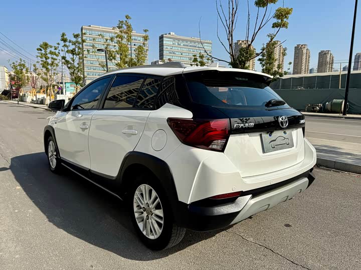 Фото 14 - Toyota Yaris L Hatchback