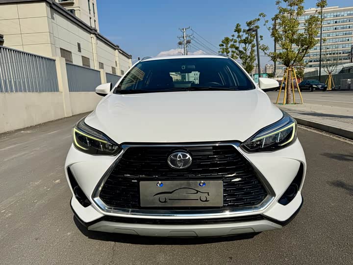 Фото 2 - Toyota Yaris L Hatchback