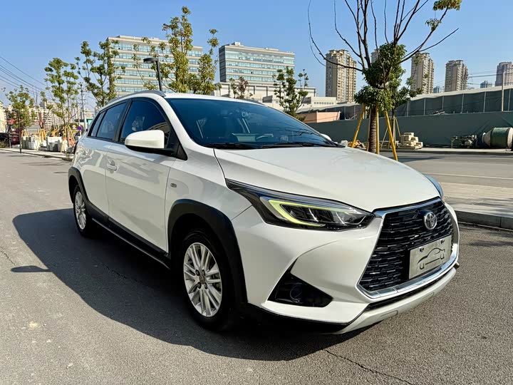 Фото 3 - Toyota Yaris L Hatchback