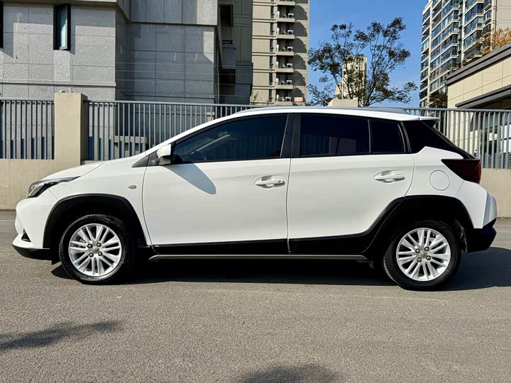 Фото 4 - Toyota Yaris L Hatchback