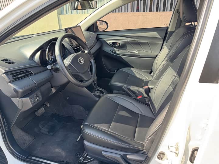 Фото 5 - Toyota Yaris L Hatchback