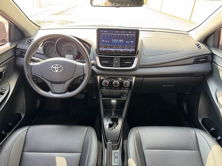 Фото 6 - Toyota Yaris L Hatchback