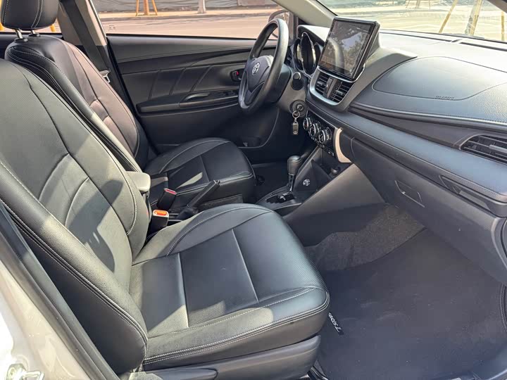 Фото 7 - Toyota Yaris L Hatchback