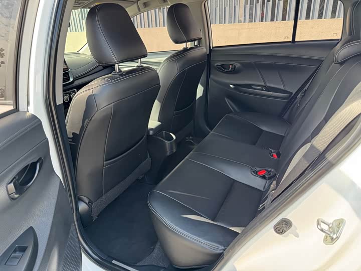 Фото 8 - Toyota Yaris L Hatchback