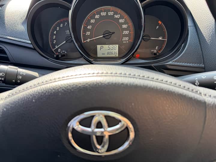 Фото 9 - Toyota Yaris L Hatchback