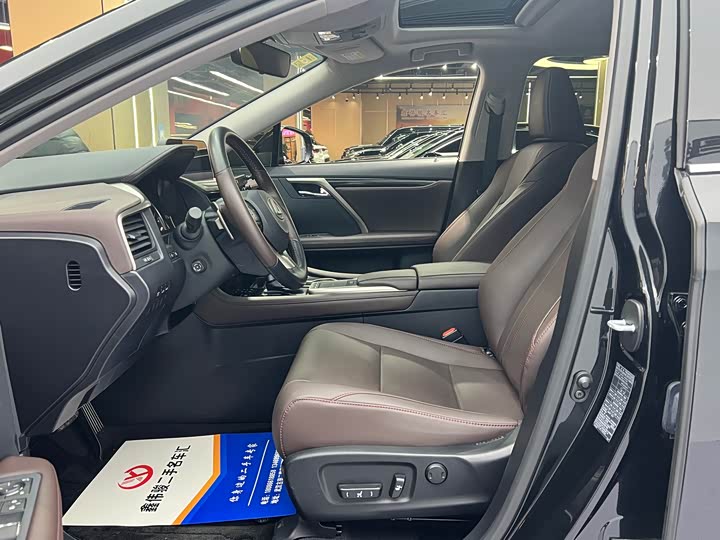 Фото 12 - Lexus RX