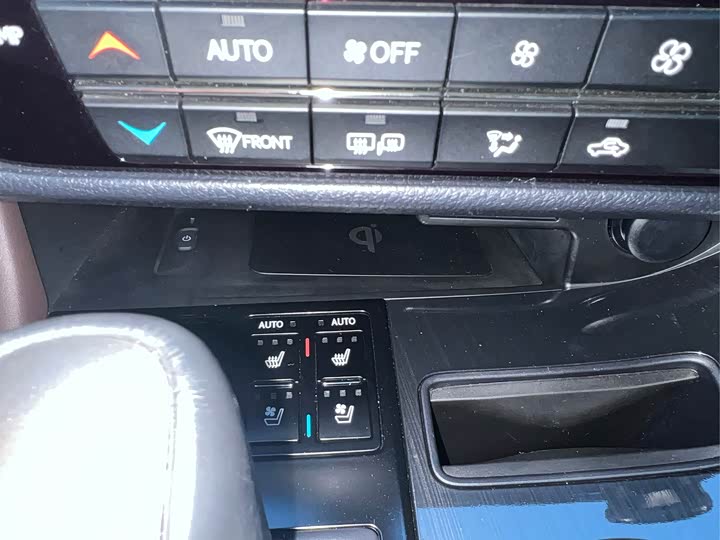 Фото 13 - Lexus RX