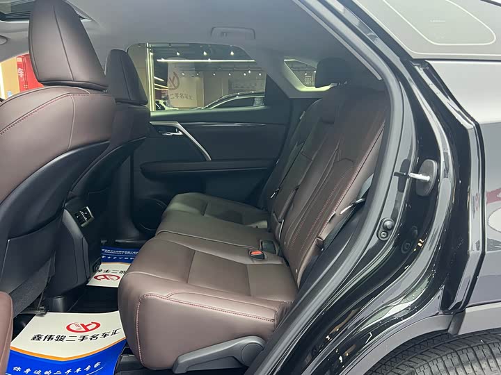 Фото 16 - Lexus RX