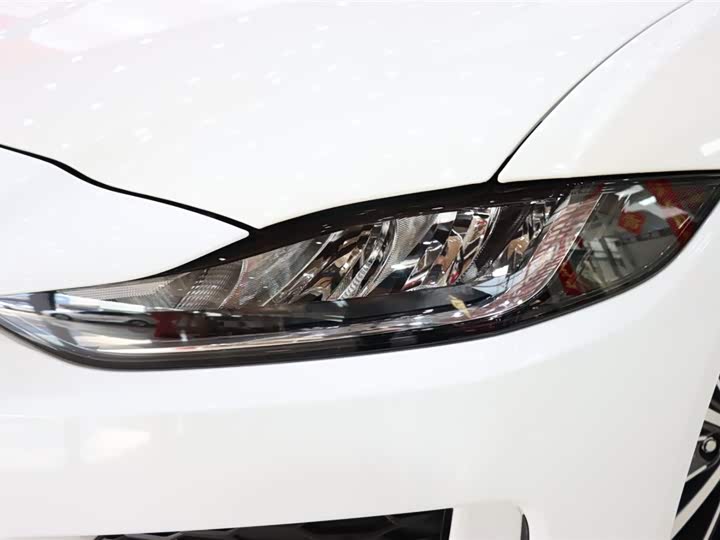 Фото 19 - Jaguar XE L