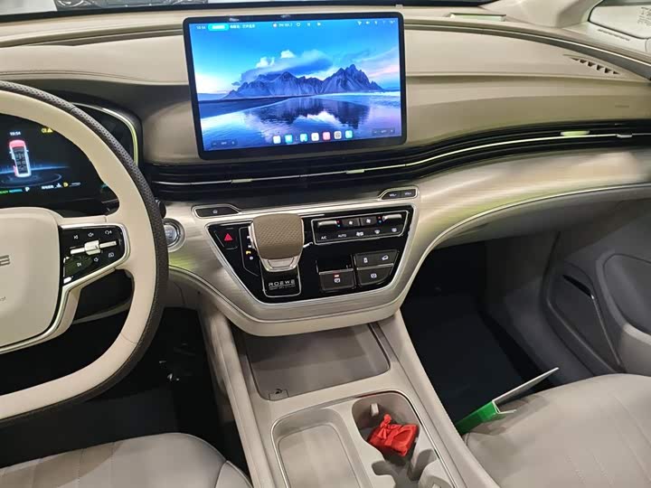 Фото 13 - Roewe iMax 8 EV