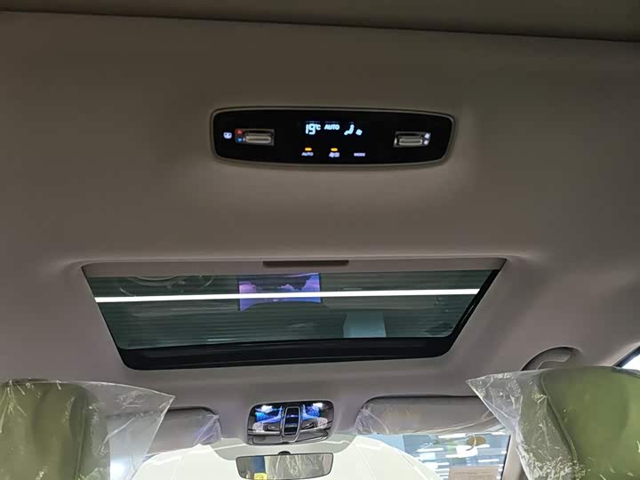 Фото 18 - Roewe iMax 8 EV