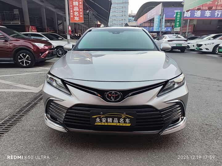 Фото 2 - Toyota Camry