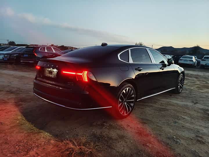 Фото 10 - Volvo S90