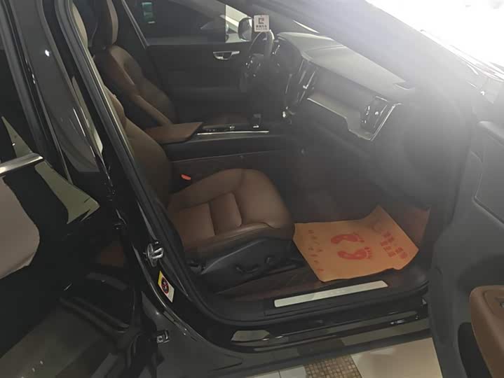 Фото 8 - Volvo XC60