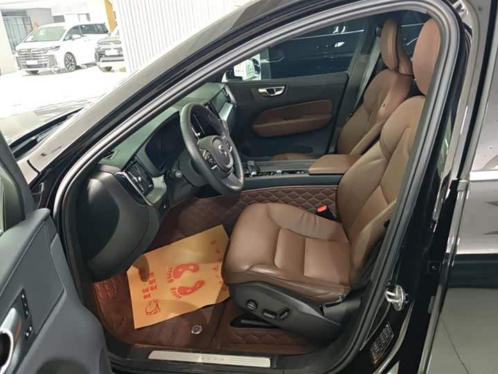 Фото 9 - Volvo XC60